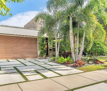 Palm-lined entrance and driveway at Victoria Park Estate in Fort Lauderdale