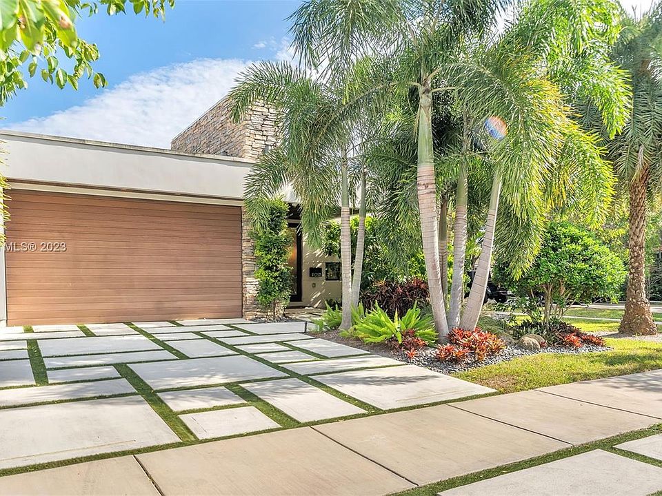 Modern Victoria Park estate in Fort Lauderdale with contemporary architecture